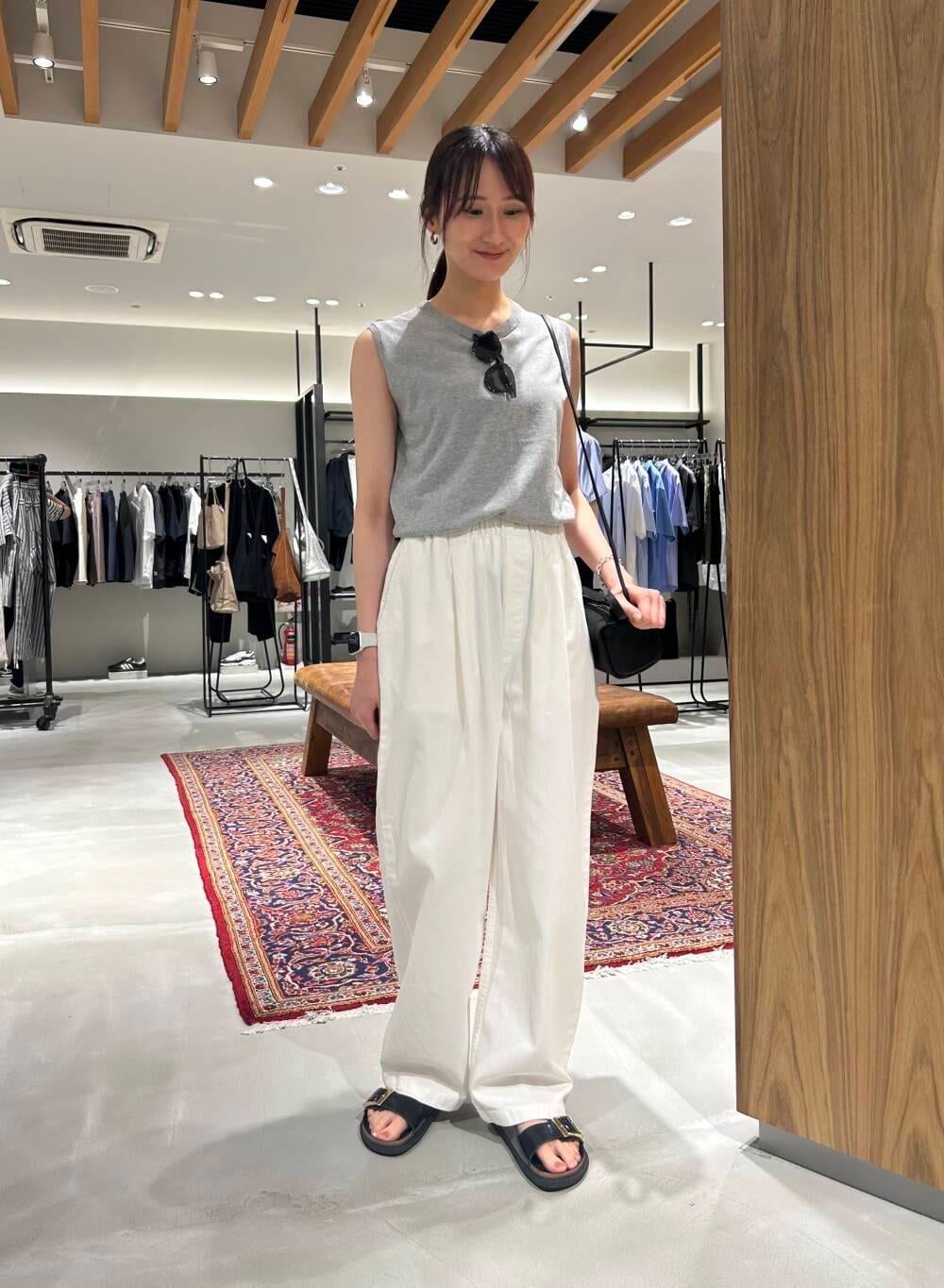 「大人カジュアル、ワイドパンツ、モノトーン、サングラス、デートコーデ、きれいめカジュアル、カジュアルコーデ、ショルダーバッグ、チノパンツ、URBANRESEARCH、シンプルコーデ、サンダル、夏コーデ、休日スタイル、BIRKENSTOCK」|「Jugaad14のjugaad 14 OCEAN CLEAR dark green(メガネ、ブラック系)」を使った、momokaさん(レディース・164cm)の夏コーディネートの2枚目の写真
