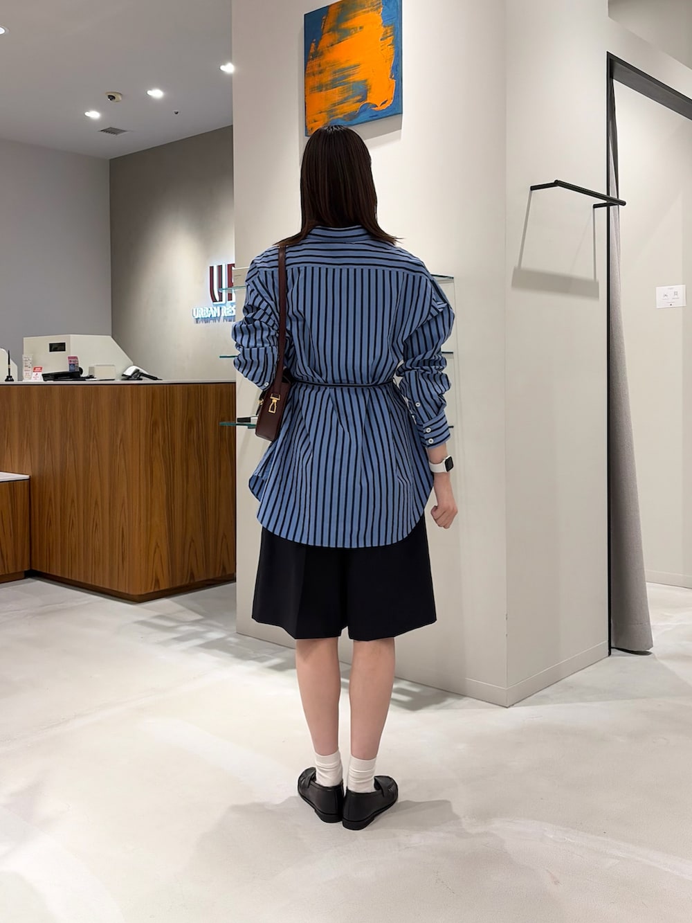 その他のシャツ/ブラウス、レッド系のショルダーバッグ、ブラック系のその他パンツを着用したレディースの秋コーディネートの3枚目の写真