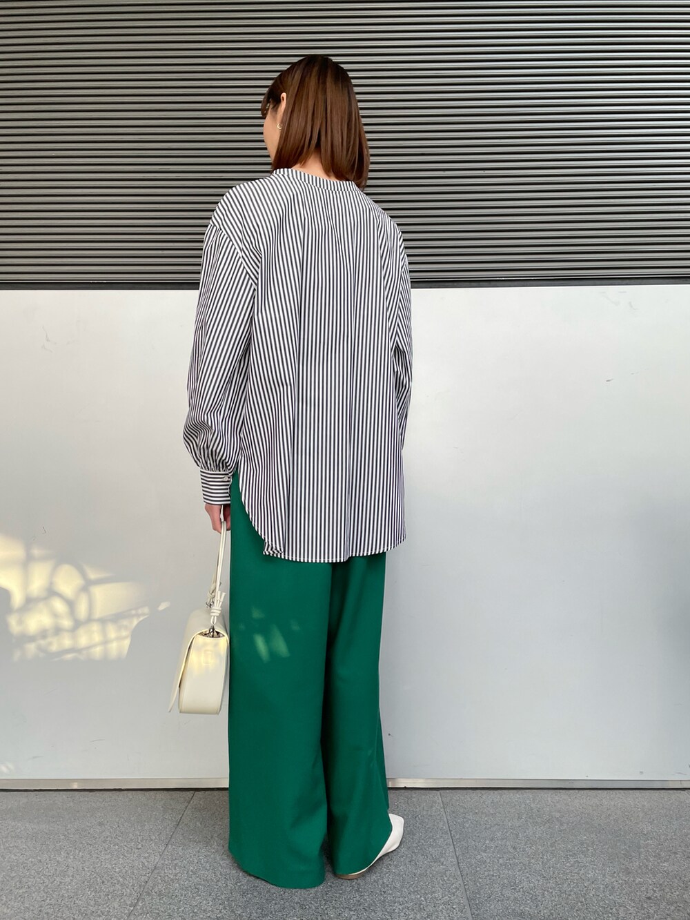 その他のシャツ/ブラウス、グリーン系のその他パンツ、ホワイト系のショルダーバッグを着用したレディースの冬コーディネートの2枚目の写真