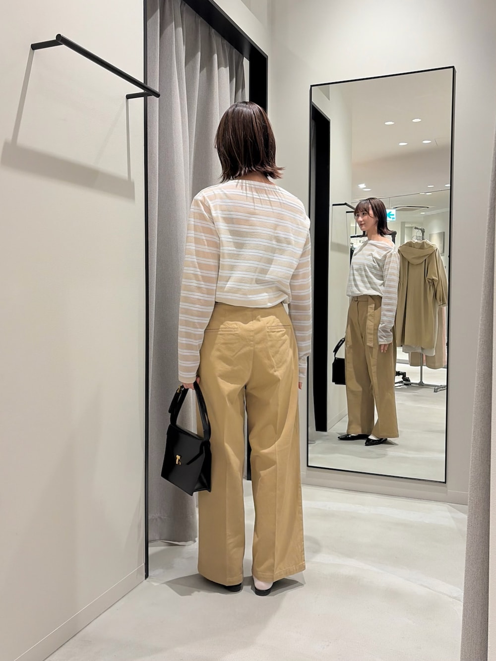 ベージュ系のその他パンツ、ベージュ系のTシャツ/カットソー、ブラック系のパンプスを着用したレディースの春コーディネートの4枚目の写真