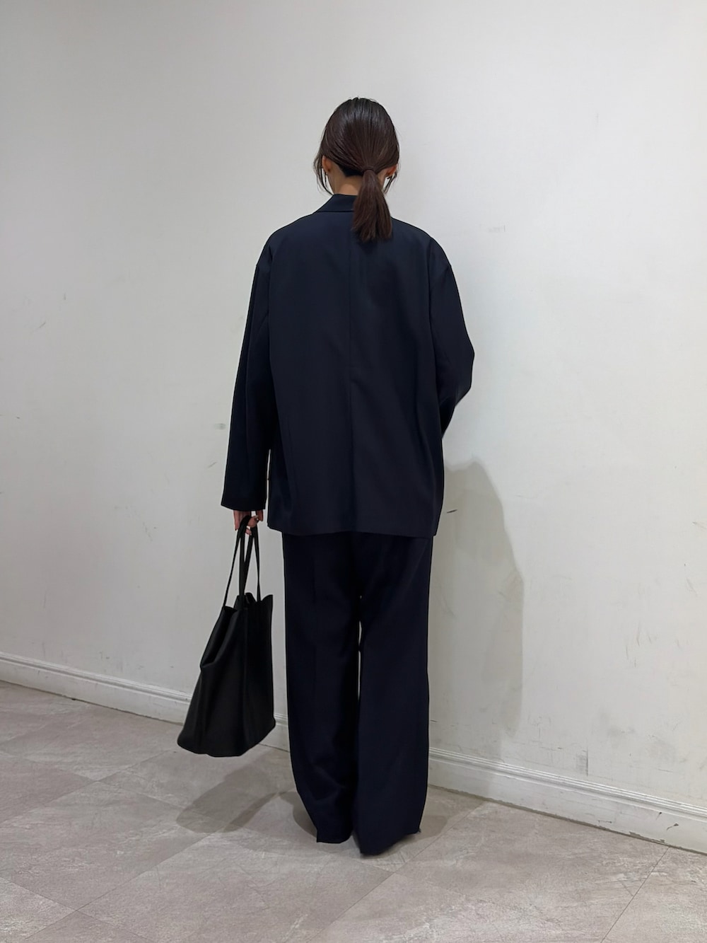 ブルー系のその他アウター、ブルー系のその他パンツ、ホワイト系のタンクトップを着用したレディースの秋コーディネートの3枚目の写真