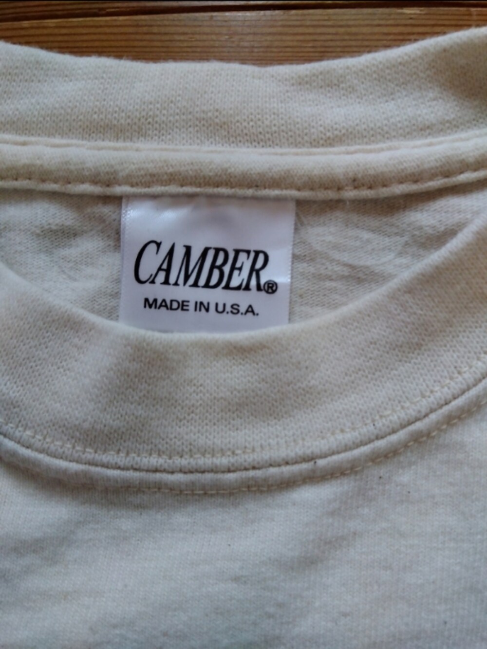 ベージュ系のTシャツ/カットソー、ブルー系のその他パンツ、イエロー系のバッグを着用したメンズの夏コーディネートの3枚目の写真