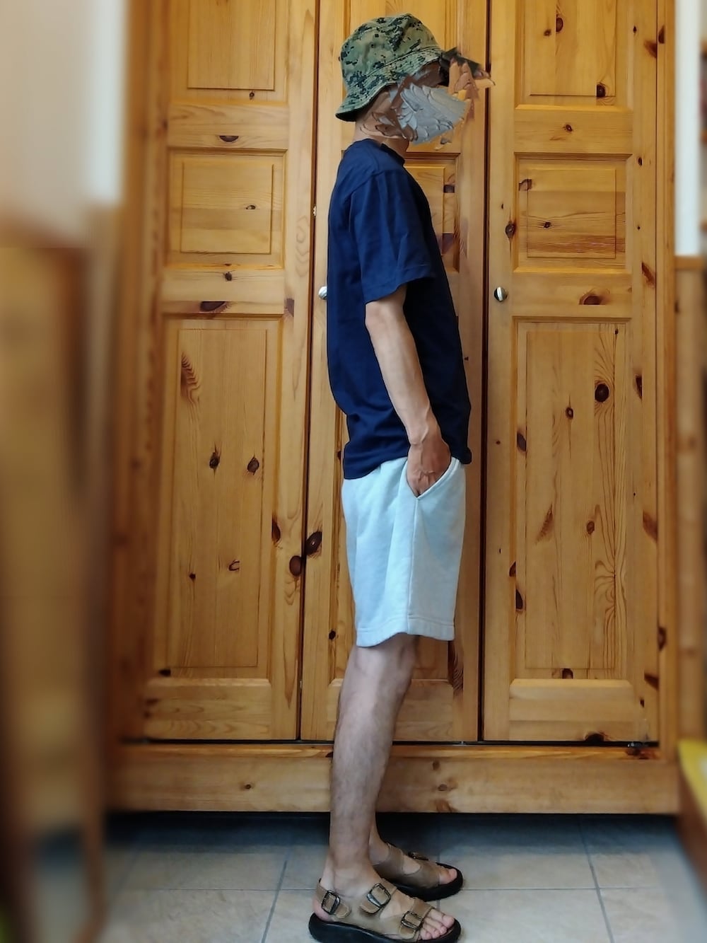 「CAMBER、キャンバー、ポケットＴシャツ、シンプルスタイル、チャムス、CHUMS、ショートパンツ、タンパンスタイル、バケットハット、スエットパンツ、パタゴニア、patagonia、おてて靴フェス、trippen、トリッペン」｜「CAMBERのアイテム（Tシャツ/カットソー、ブルー系）」を使った、やんさかさん（メンズ・166cm）の夏コーディネートの2枚目の写真
