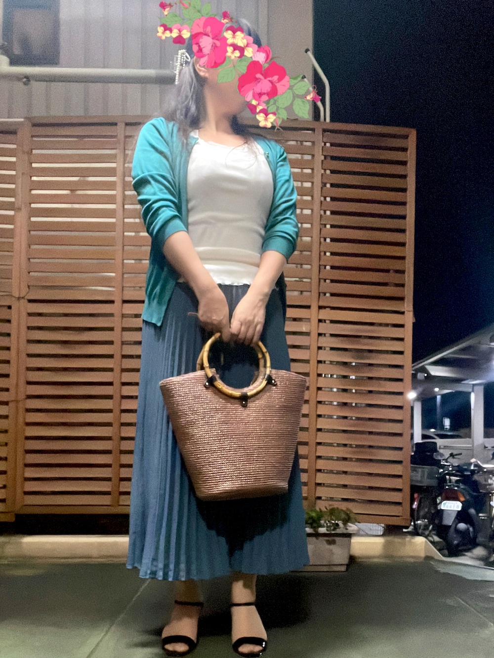 ホワイト系のタンクトップ、グリーン系のカーディガン/ボレロ、ブルー系のスカートを着用したレディースの夏コーディネートの2枚目の写真