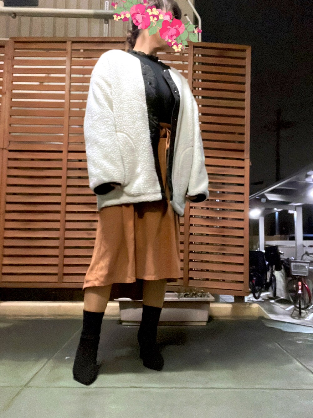 ホワイト系のブルゾン、ホワイト系のシャツ/ブラウス、ブラック系のパンプスを着用したレディースの冬コーディネートの2枚目の写真