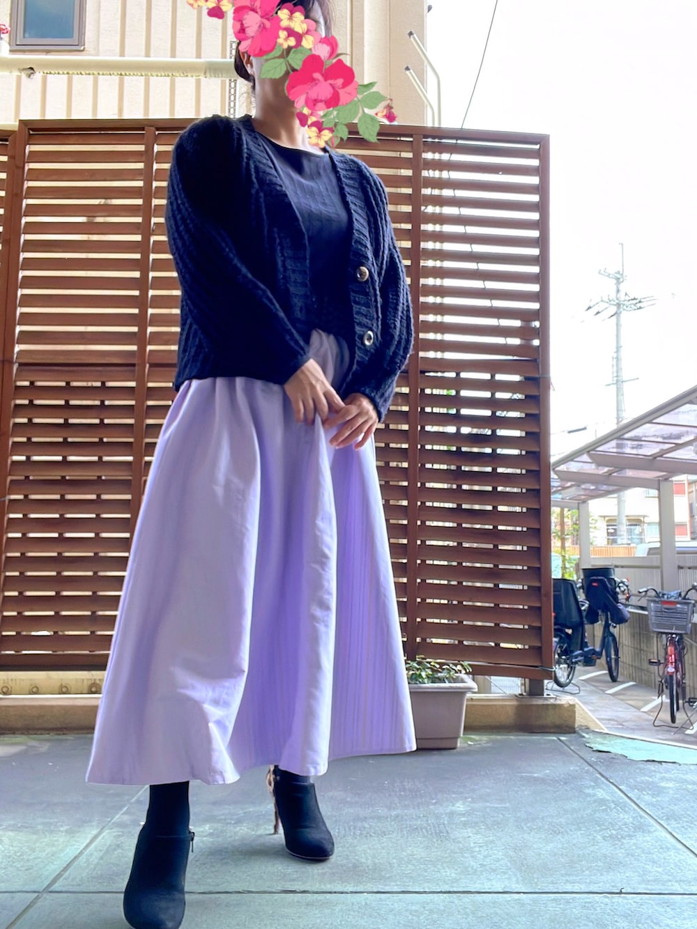 ブラック系のTシャツ/カットソー、パープル系のスカート、その他のブーティを着用したレディースの秋コーディネートの2枚目の写真