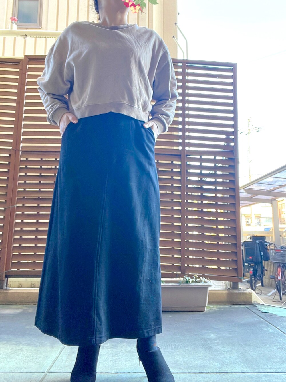 ブラック系のスカート、レッド系のピーコート、ホワイト系のバッグを着用したレディースの冬コーディネートの2枚目の写真