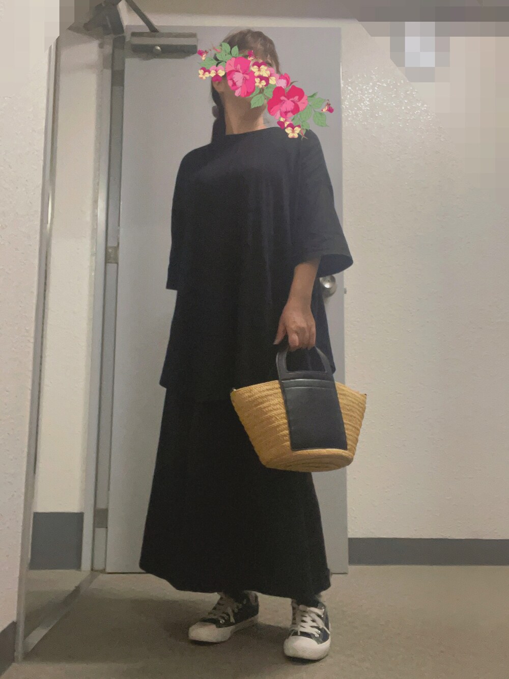 ブラック系のTシャツ/カットソー、ブラック系のスカート、ベージュ系のトートバッグを着用したレディースの春コーディネートの2枚目の写真