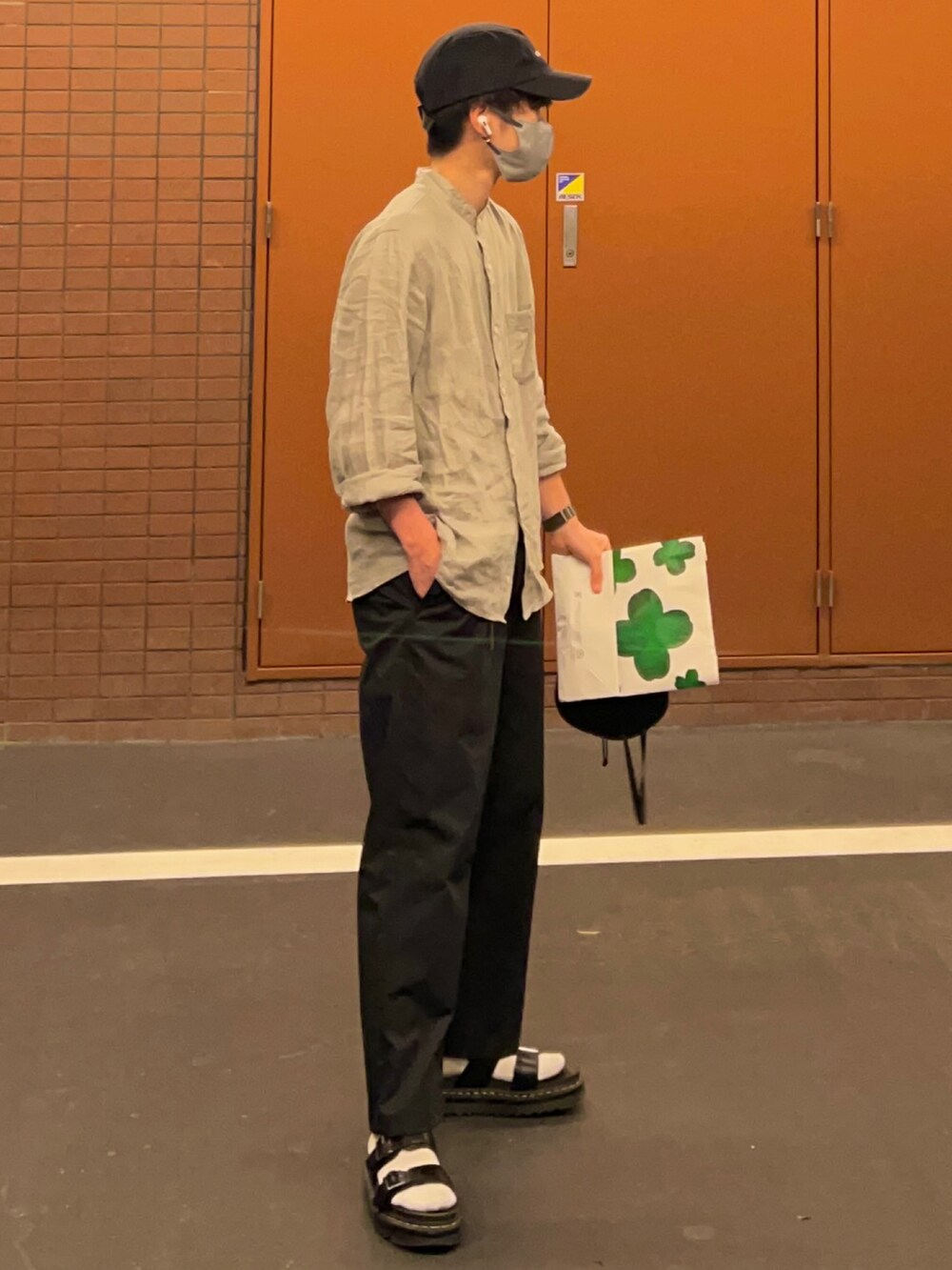 ブラック系のサンダル、ブラック系のチノパンツ、グレー系のシャツ/ブラウスを着用したメンズの秋コーディネートの2枚目の写真