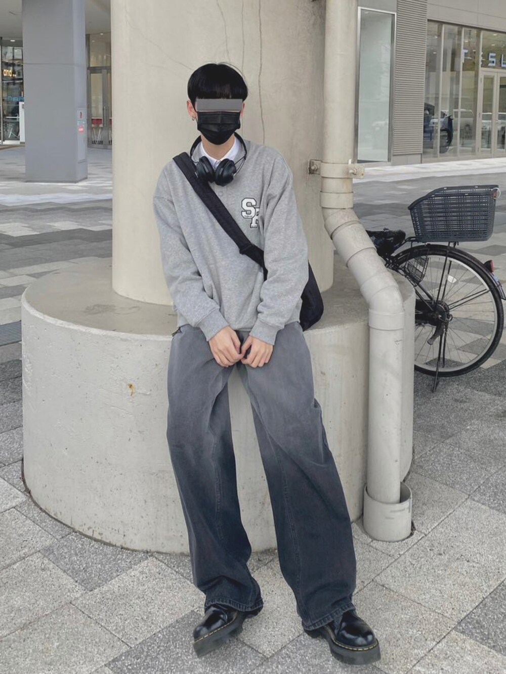 「春服デビュー宣言、お洒落さんとつながりたい、デニムパンツ、ビッグシルエット、ニコアンド、韓国ファッション、韓国ブランド、韓国コーデ、ootd、ブーツ、ヘッドホン、いいね、save、フォローお願いします🤑、ゆるコーデ、グレー、ショルダーバッグ」｜「niko and...の裏毛ハーフスナップロゴプルオーバー（スウェット、グレー系）」を使った、HIRO。さん（メンズ・173cm）の春コーディネートの2枚目の写真