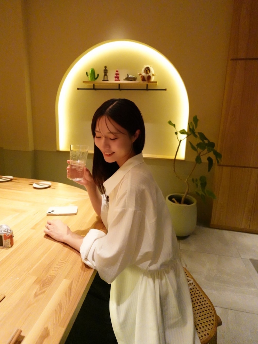 ホワイト系のキャミソール、ホワイト系のシャツ/ブラウスを着用したレディースの夏コーディネートの2枚目の写真
