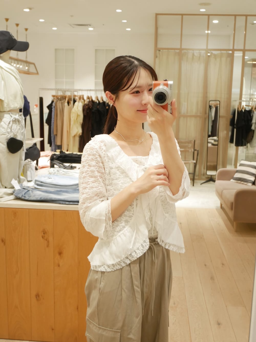 ホワイト系のサンダル、ベージュ系のカーゴパンツ、ホワイト系のカーディガン/ボレロを着用したレディースの春コーディネートの2枚目の写真