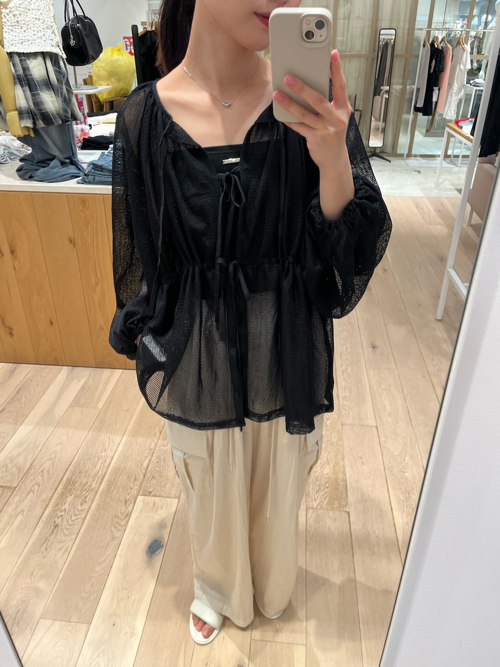 ブラック系のシャツ/ブラウス、ブラック系のキャミソール、ホワイト系のカーゴパンツを着用したレディースの夏コーディネートの3枚目の写真