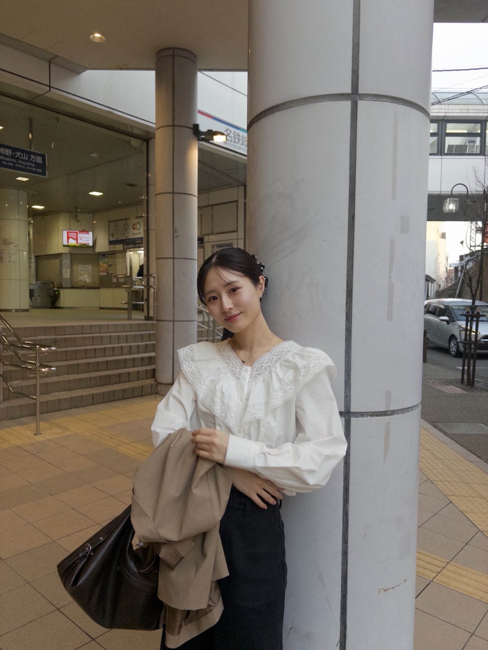 ホワイト系のシャツ/ブラウス、ブラック系のデニムパンツ、ブラック系のブローチ/コサージュを着用したレディースの冬コーディネートの2枚目の写真