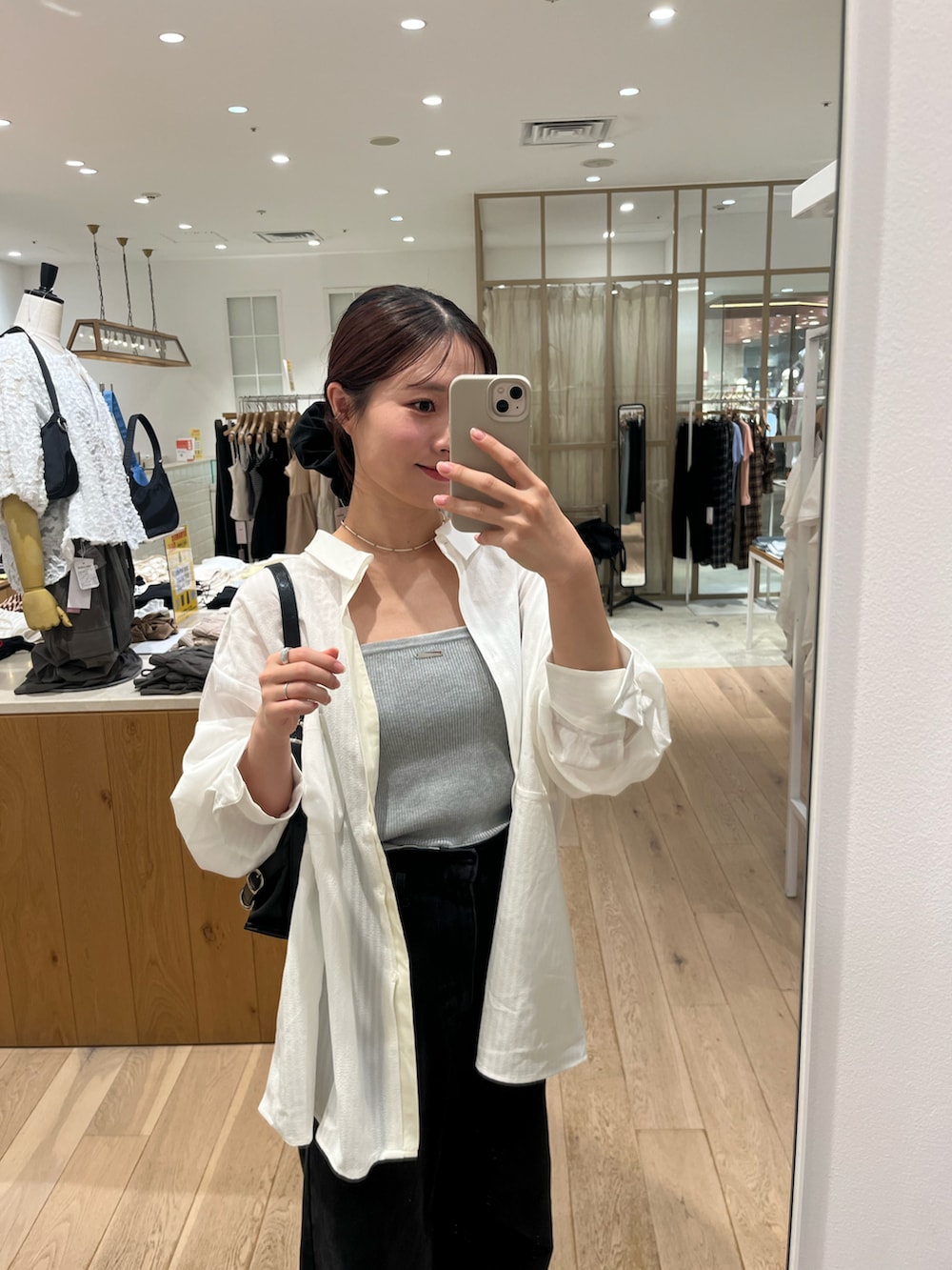 ブラック系のデニムパンツ、グレー系のキャミソール、ホワイト系のシャツ/ブラウスを着用したレディースの夏コーディネートの2枚目の写真