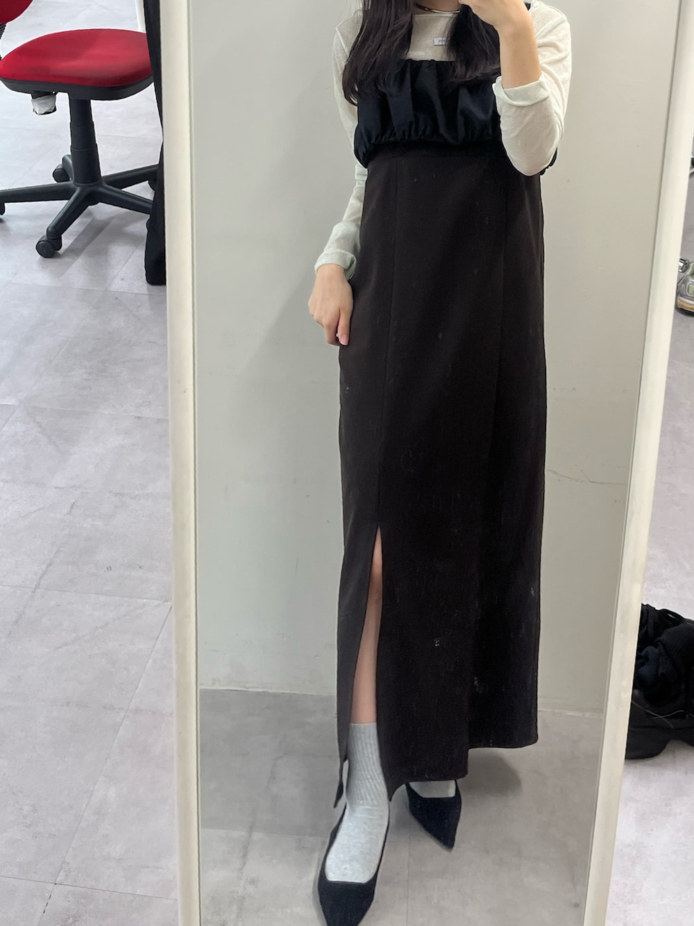 ブラック系のワンピース、ホワイト系のTシャツ/カットソーを着用したレディースの秋コーディネートの3枚目の写真