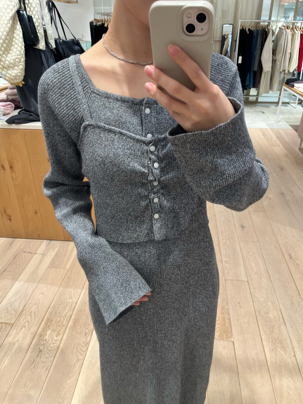 ブラック系のブーツ、グレー系のワンピースを着用したレディースの秋コーディネートの2枚目の写真