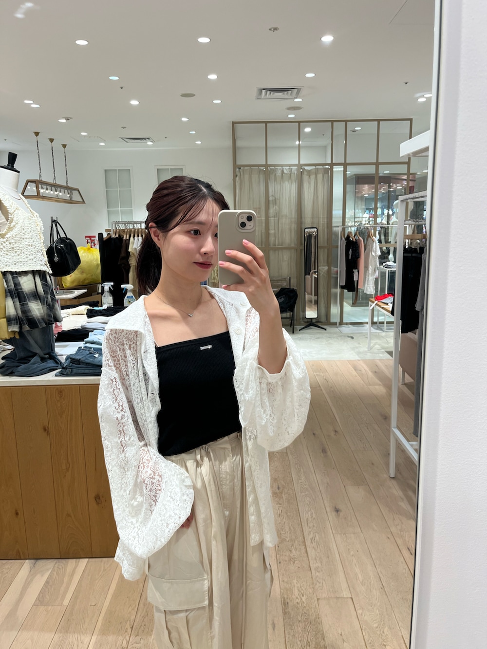 ホワイト系のキャミソール、ブラック系のキャミソール、ホワイト系のカバーオールを着用したレディースの夏コーディネートの3枚目の写真