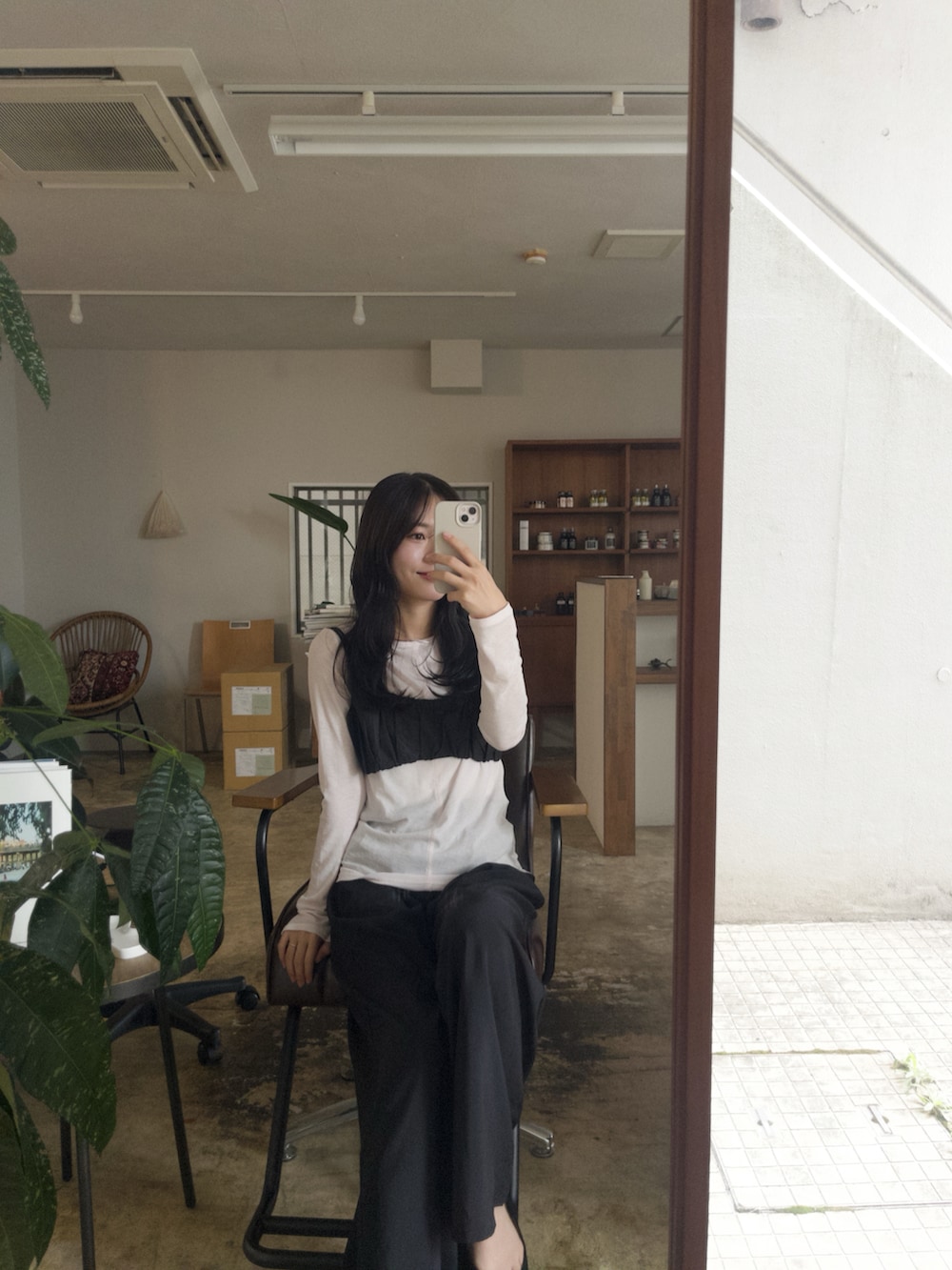 ホワイト系のTシャツ/カットソー、ブラック系のスラックス、ピンク系のTシャツ/カットソーを着用したレディースの秋コーディネートの4枚目の写真