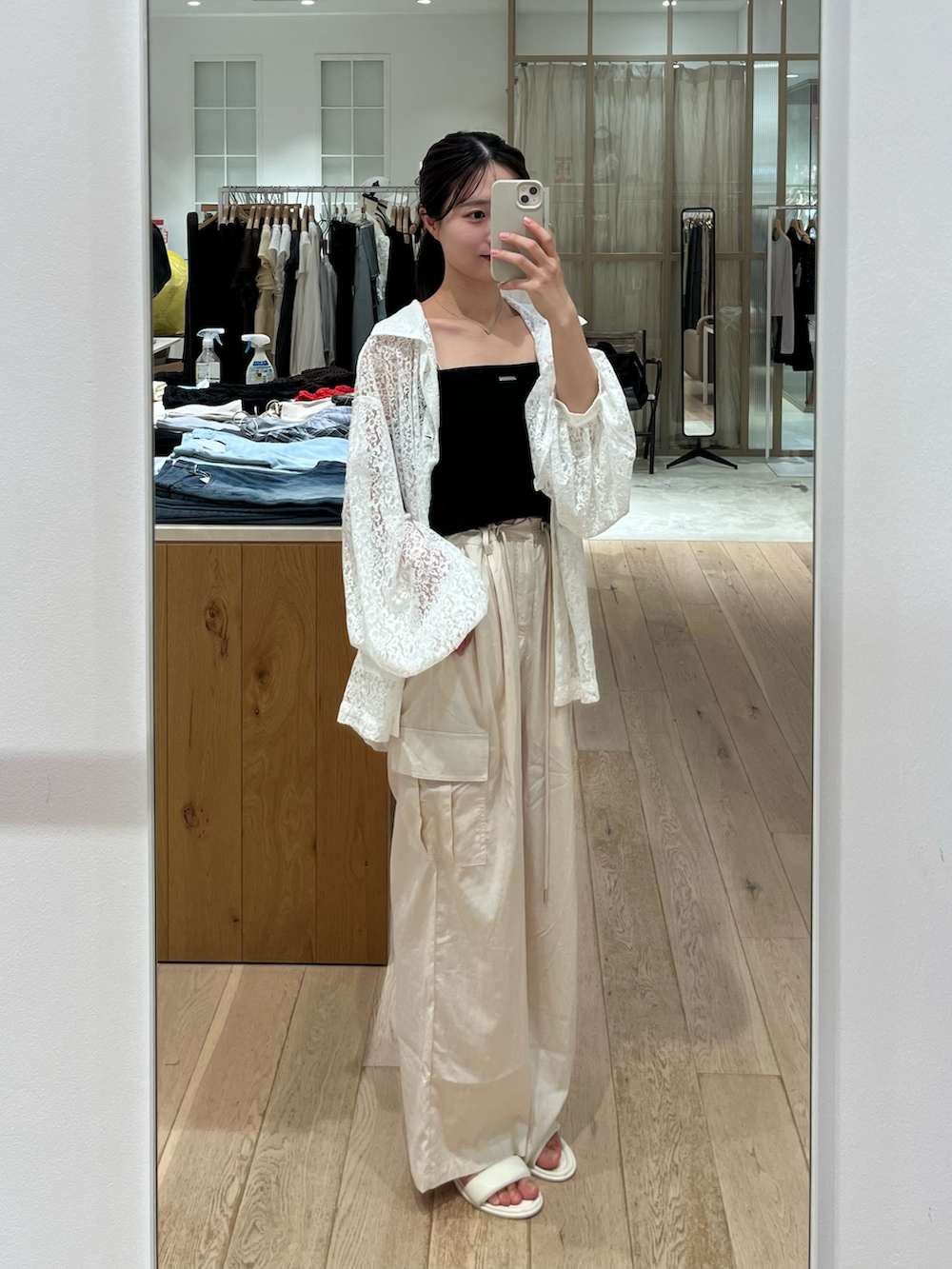 ホワイト系のキャミソール、ブラック系のキャミソール、ホワイト系のカバーオールを着用したレディースの夏コーディネートの2枚目の写真