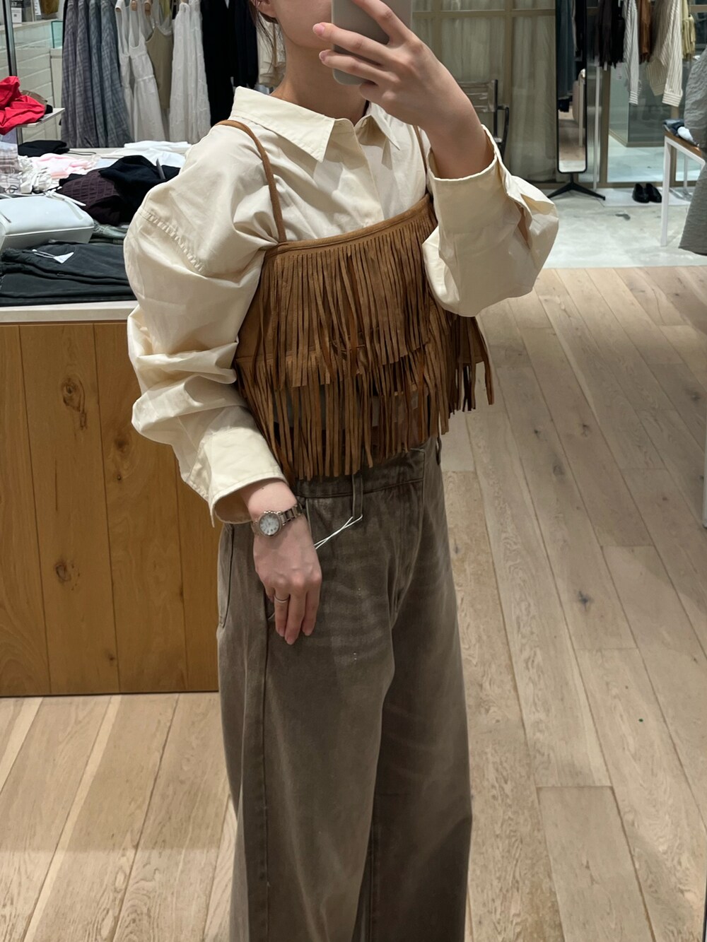 ブラウン系のデニムパンツ、イエロー系のその他トップス、ホワイト系のシャツ/ブラウスを着用したレディースの夏コーディネートの2枚目の写真