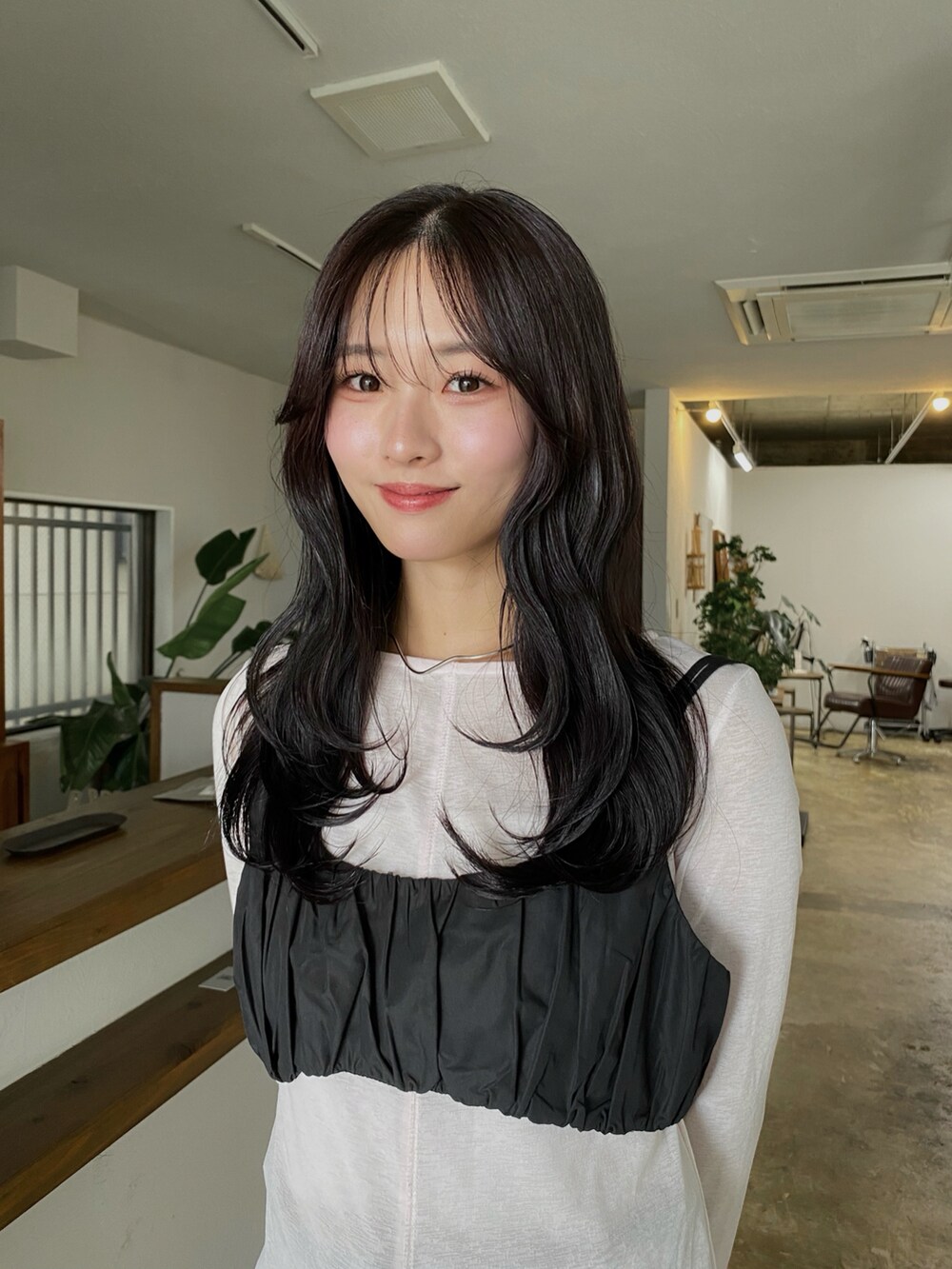 ホワイト系のTシャツ/カットソー、ブラック系のスラックス、ピンク系のTシャツ/カットソーを着用したレディースの秋コーディネートの2枚目の写真