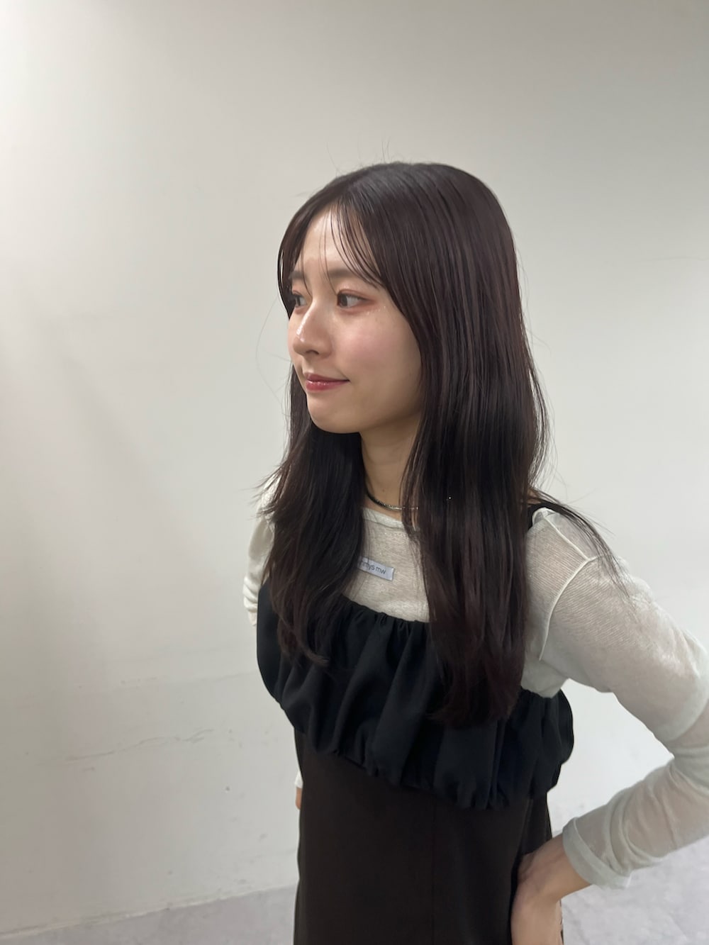 ブラック系のワンピース、ホワイト系のTシャツ/カットソーを着用したレディースの秋コーディネートの2枚目の写真