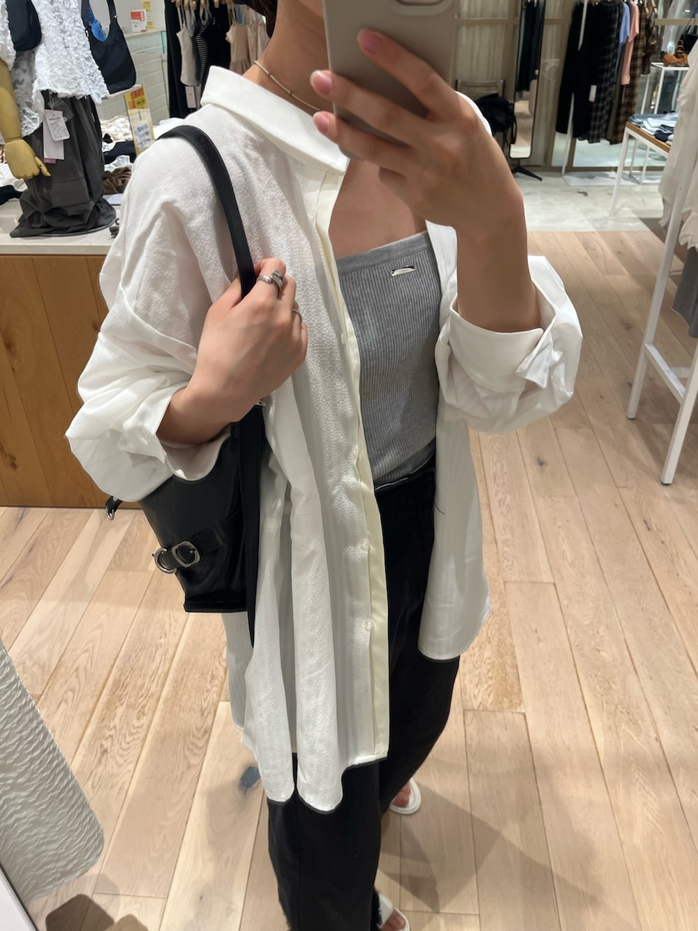 ブラック系のデニムパンツ、グレー系のキャミソール、ホワイト系のシャツ/ブラウスを着用したレディースの夏コーディネートの3枚目の写真