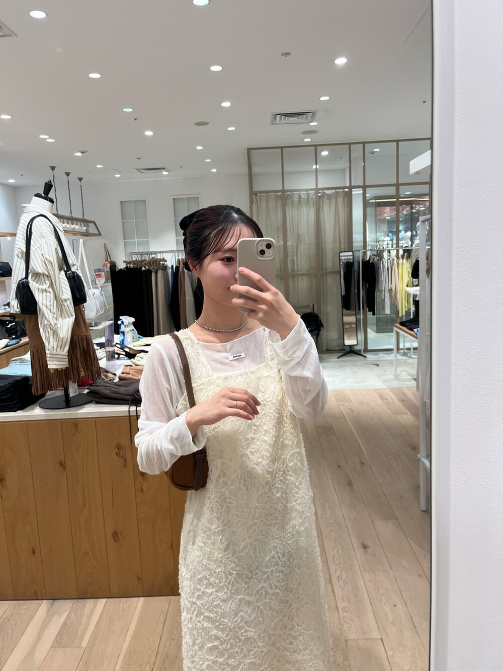 ホワイト系のワンピース、ホワイト系のTシャツ/カットソー、イエロー系のハンドバッグを着用したレディースの夏コーディネートの2枚目の写真