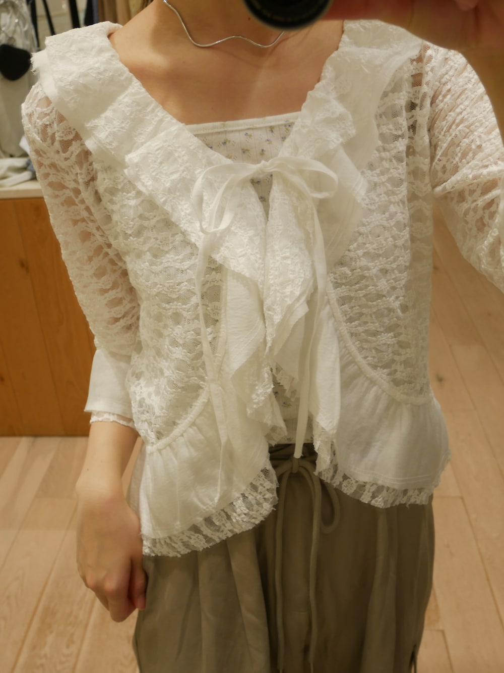 ホワイト系のサンダル、ベージュ系のカーゴパンツ、ホワイト系のカーディガン/ボレロを着用したレディースの春コーディネートの3枚目の写真