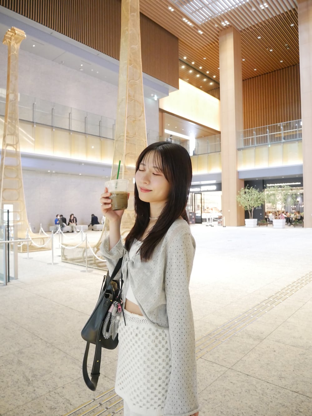 「柄シャツ、レイヤードスタイル、カーゴパンツ、サンダル、韓国子供服、夏コーデ、バケットハット、白Tシャツ、ピンクシャツ、黒Tシャツ、韓国ファッション、デートコーデ、ワンピース、メガネ女子、夏ファッション」｜「mysticのカーブスウェットパンツ（スウェットパンツ、グレー系）」を使った、おみくさん（骨格ウェーブ・レディース・163cm）の夏コーディネートの2枚目の写真