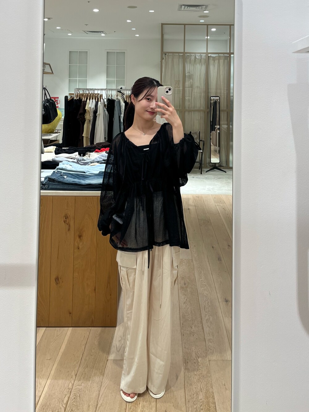 ブラック系のシャツ/ブラウス、ブラック系のキャミソール、ホワイト系のカーゴパンツを着用したレディースの夏コーディネートの2枚目の写真