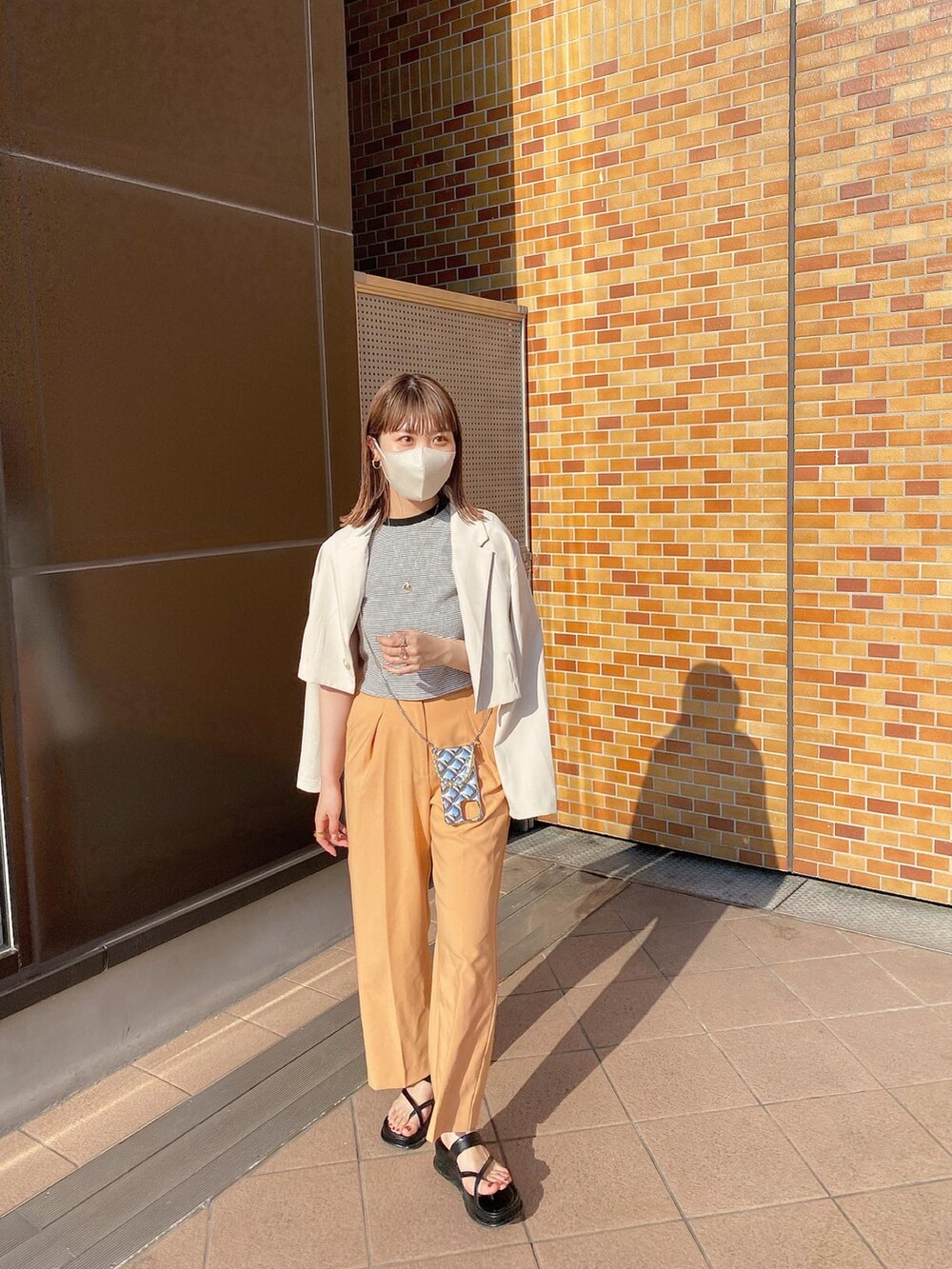 ホワイト系のテーラードジャケット、ホワイト系のTシャツ/カットソー、オレンジ系のその他パンツを着用したレディースの春コーディネートの2枚目の写真
