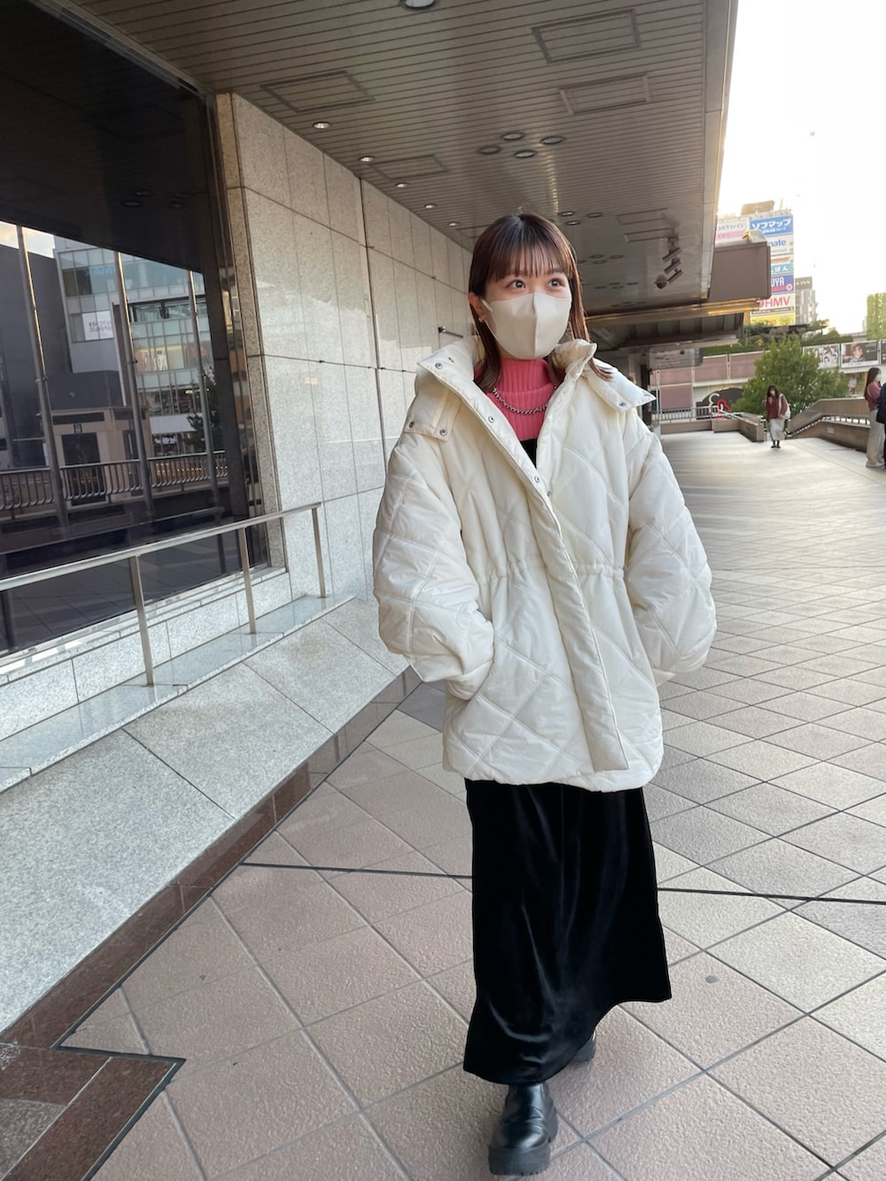 ホワイト系のその他アウターを着用したレディースの秋コーディネートの2枚目の写真