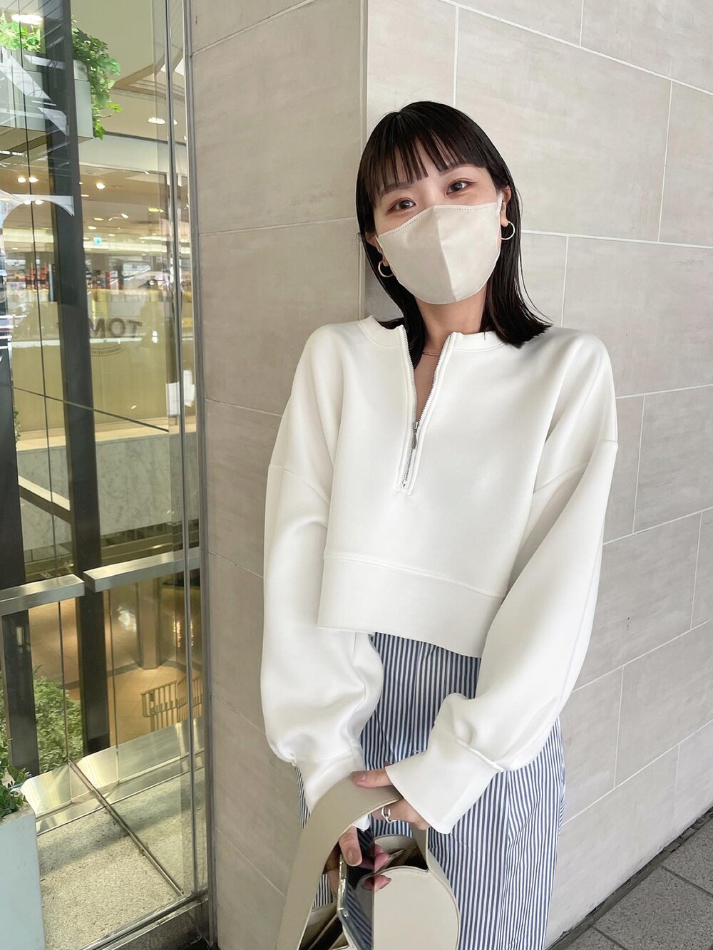ブルー系のその他パンツ、ホワイト系のTシャツ/カットソーを着用したレディースの春コーディネートの2枚目の写真