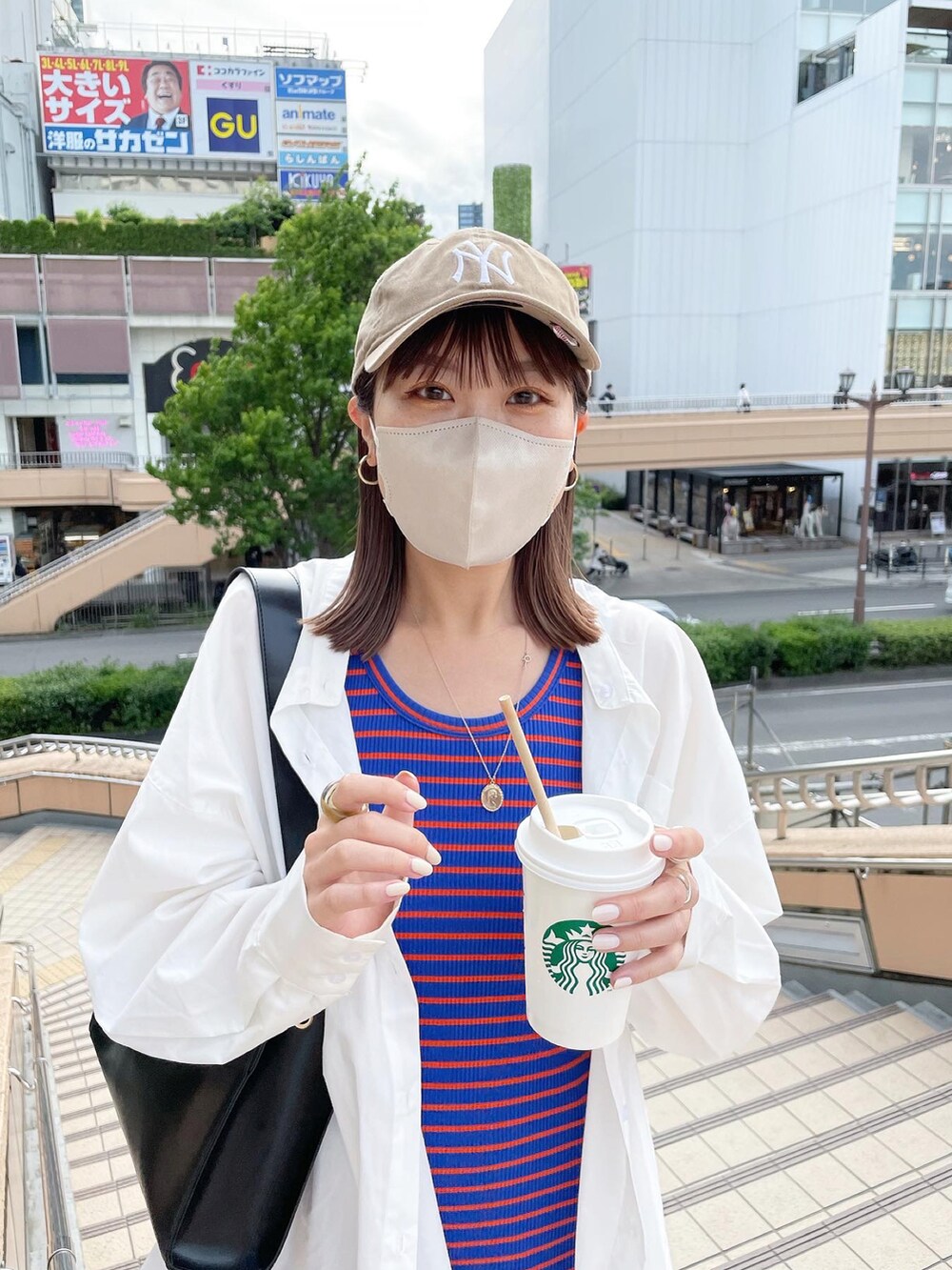 ホワイト系のシャツ/ブラウス、ホワイト系のサンダル、ブルー系のワンピースを着用したレディースの夏コーディネートの2枚目の写真