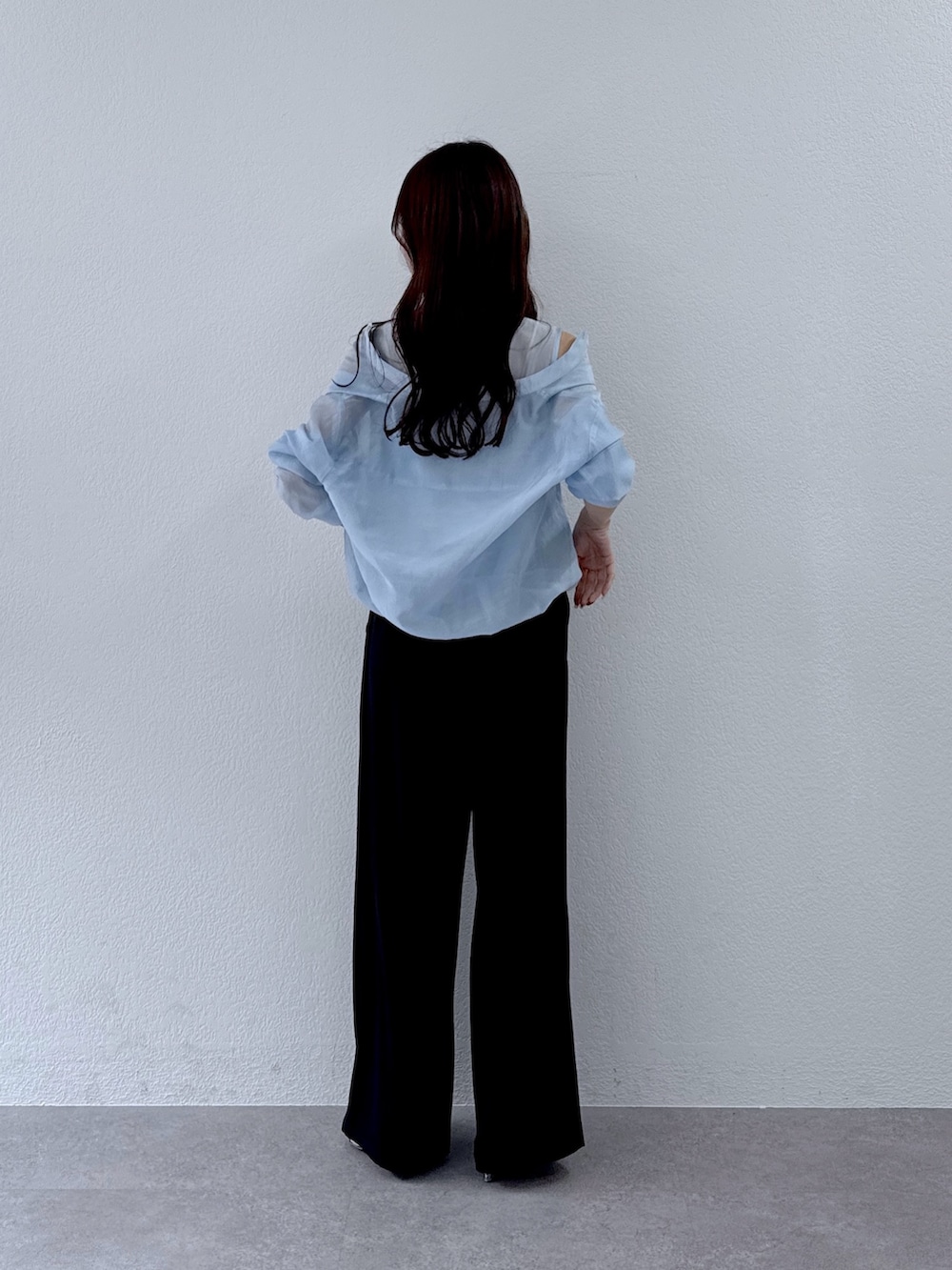 ブルー系のシャツ/ブラウス、ブラック系のスラックスを着用したレディースの冬コーディネートの4枚目の写真