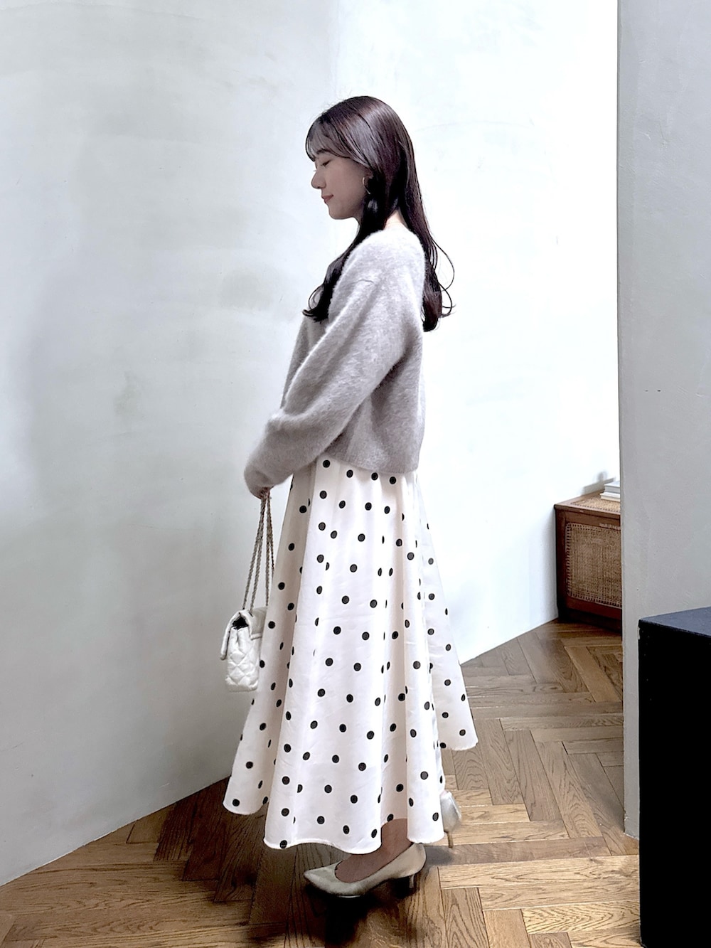 ブラウン系のカーディガン/ボレロ、ベージュ系のスカートを着用したレディースの秋コーディネートの3枚目の写真