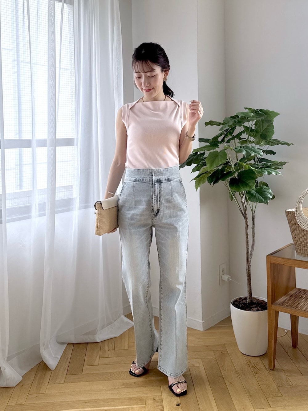 ピンク系のキャミソール、ブルー系のデニムパンツ、ブラック系のサンダルを着用したレディースの春コーディネートの5枚目の写真