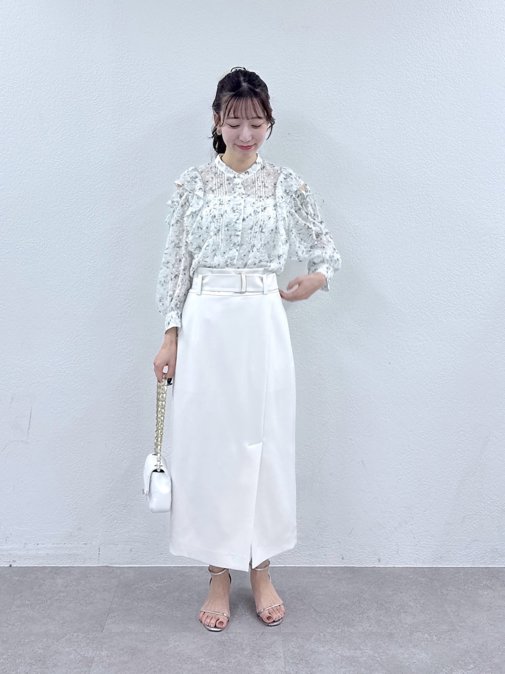 ホワイト系のシャツ/ブラウス、ホワイト系のスカートを着用したレディースの春コーディネートの4枚目の写真