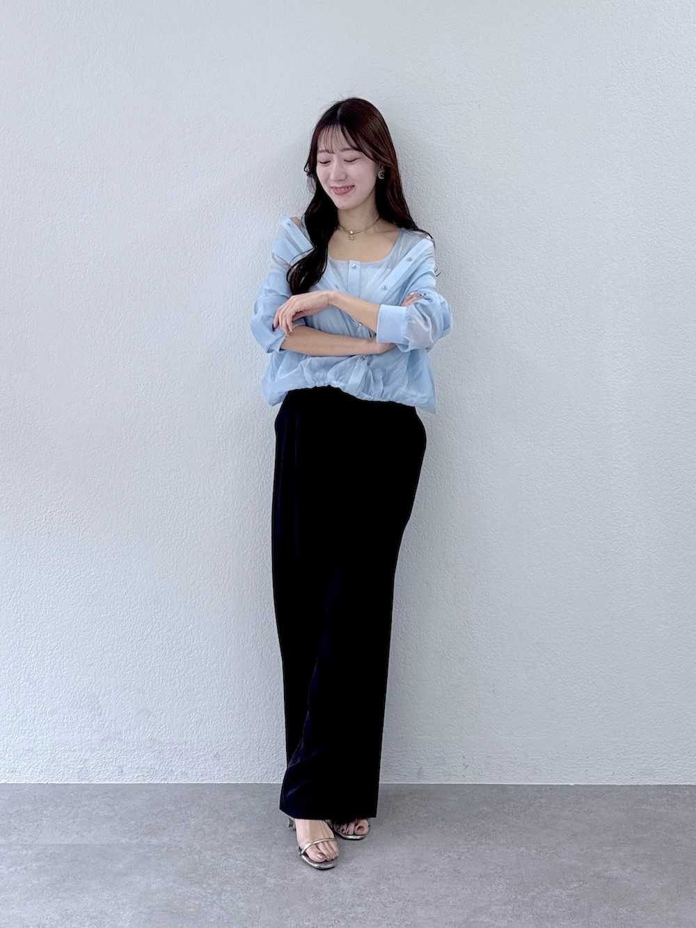 ブルー系のシャツ/ブラウス、ブラック系のスラックスを着用したレディースの冬コーディネートの5枚目の写真