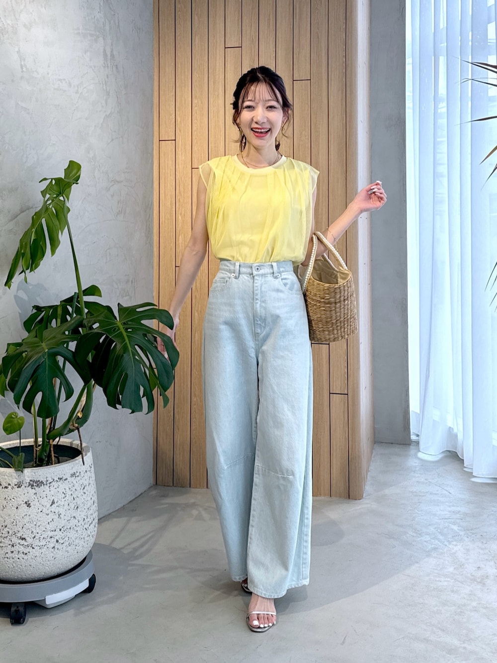 「イエローコーデ、イエロー、黄色、デニムコーデ、デニム、デニムパンツ、ワイドデニム、デニムワイドパンツ、かごバッグ、骨格ウェーブ、デートコーデ、デート、デートスタイル（WOMEN）、デート服」｜「La boutique BonBonの【ご好評につき復刻】パールハンドルバスケットL（かごバッグ、ベージュ系）」を使った、miki：）さん（レディース・158cm）の春コーディネートの2枚目の写真