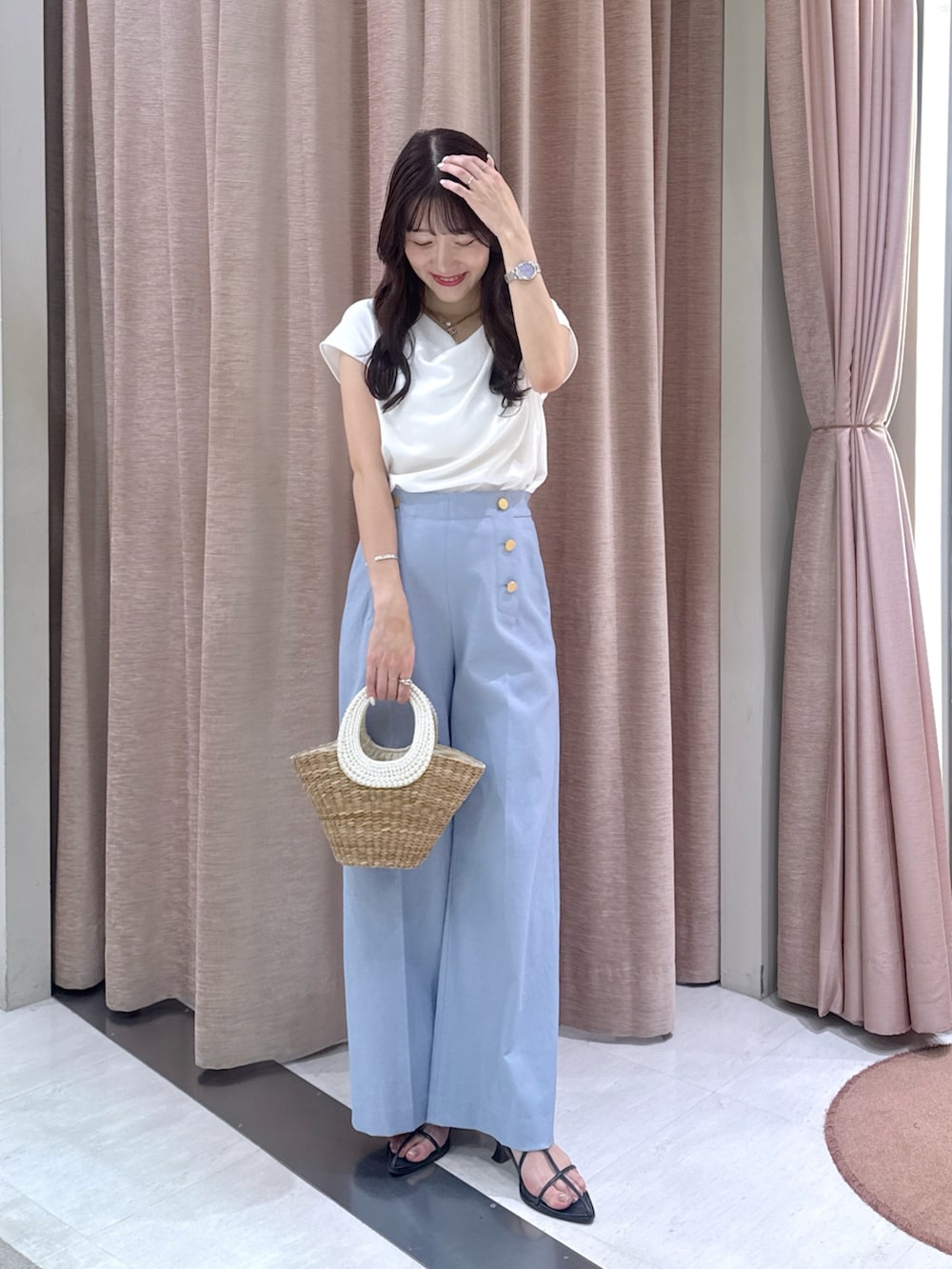 ホワイト系のシャツ/ブラウス、ブルー系のその他パンツ、ベージュ系のかごバッグを着用したレディースの夏コーディネートの5枚目の写真