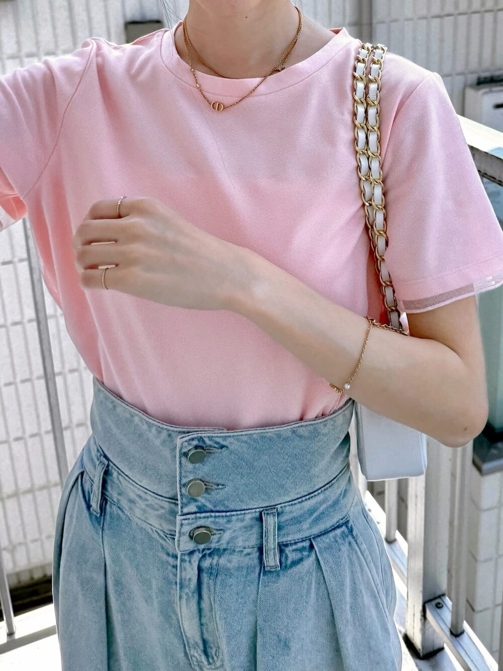 「ピンクコーデ、ピンク、夏コーデ、夏だ！Tシャツ着よう！、チュール、チュールトップス、カットソー、Tシャツ、Tシャツコーデ、オトナカジュアル、大人コーデ、大人可愛い、シンプルコーデ、デニムパンツ、ワイドデニム」｜「La boutique BonBonの【ZOZO先行販売・miki監修】レイヤードチュールカットソー（Tシャツ/カットソー、ピンク系）」を使った、miki：）さん（レディース・157cm）の夏コーディネートの2枚目の写真
