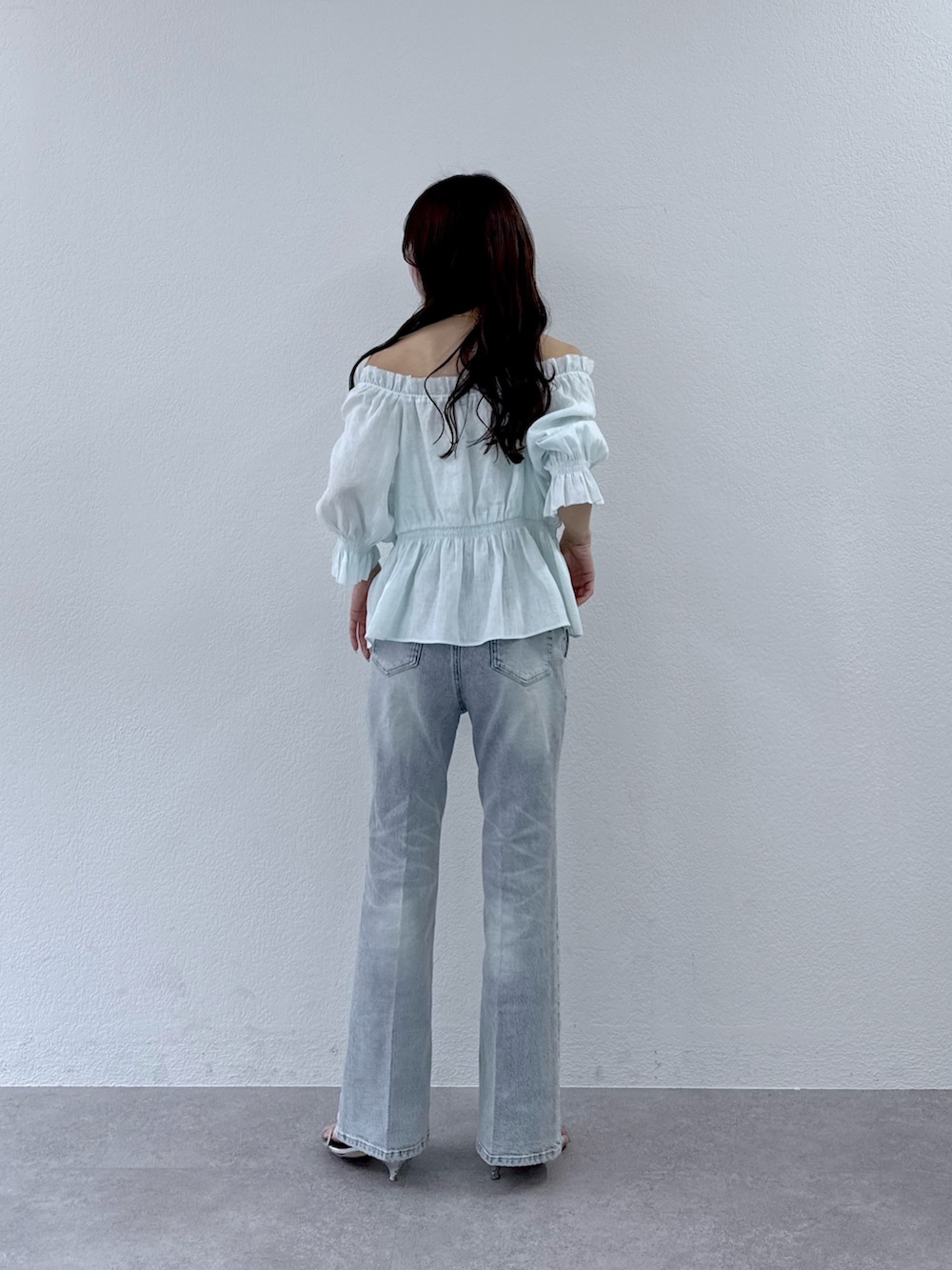 グリーン系のシャツ/ブラウス、ブルー系のデニムパンツを着用したレディースの冬コーディネートの4枚目の写真