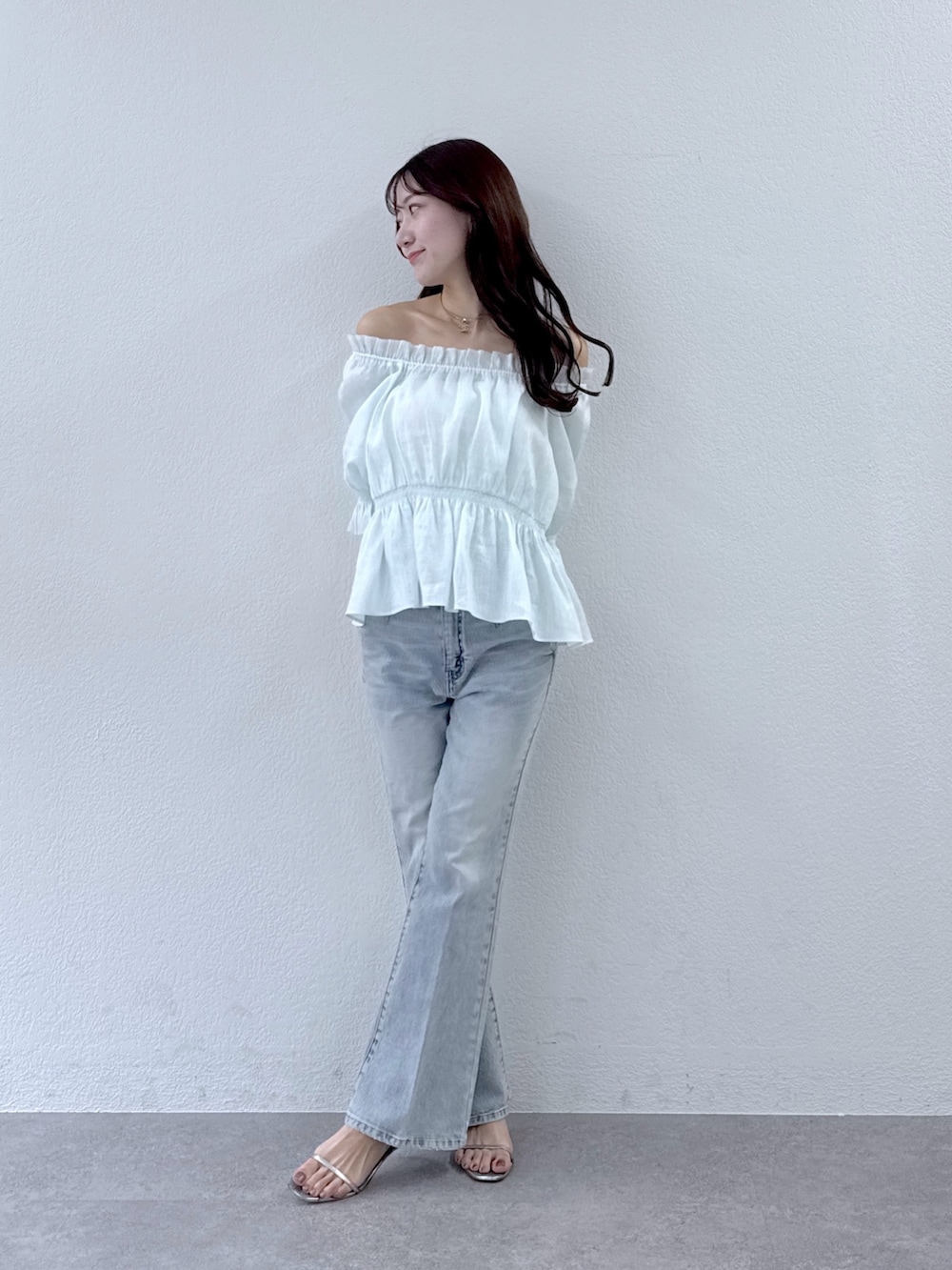 グリーン系のシャツ/ブラウス、ブルー系のデニムパンツを着用したレディースの冬コーディネートの2枚目の写真