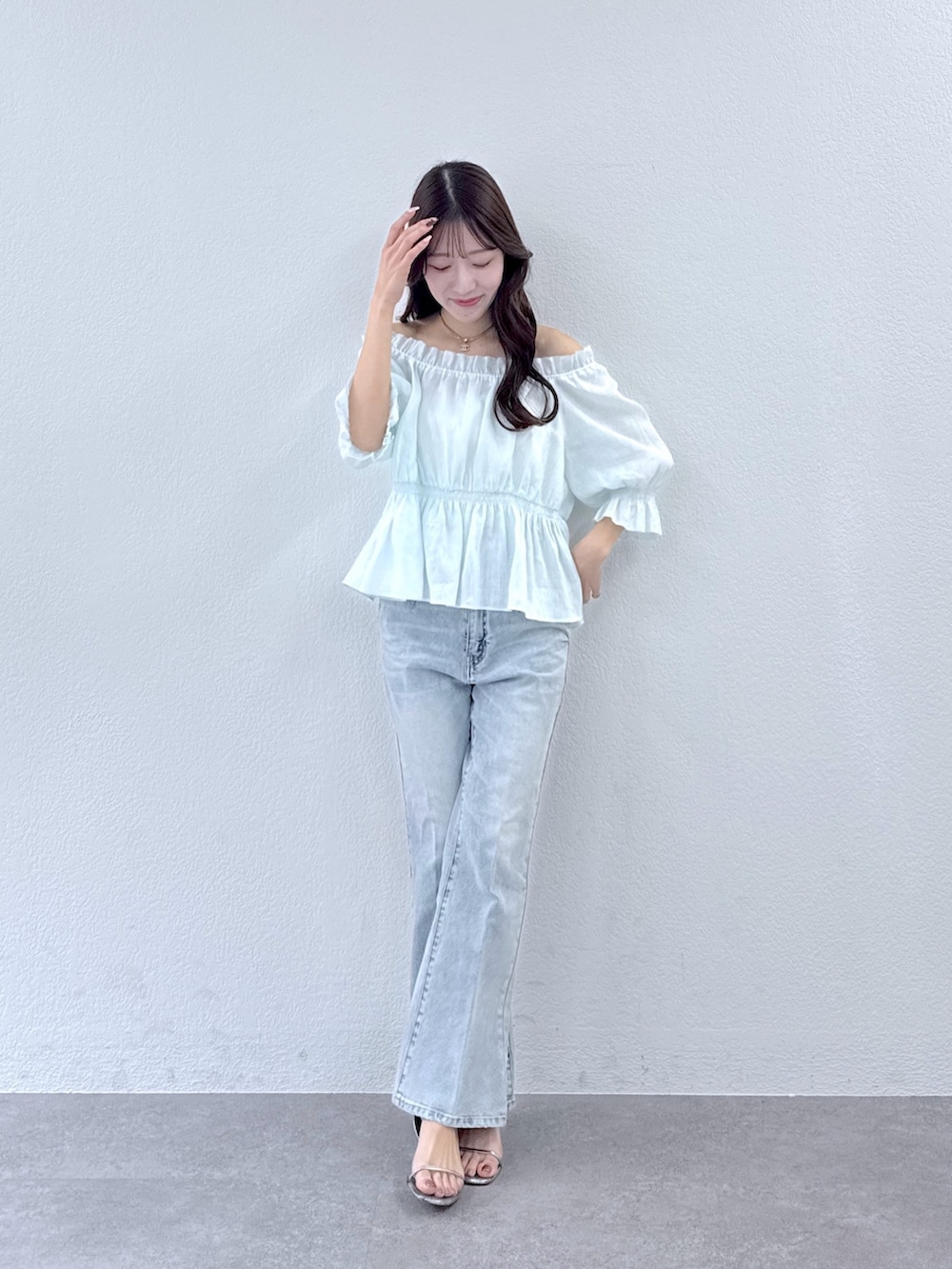 グリーン系のシャツ/ブラウス、ブルー系のデニムパンツを着用したレディースの冬コーディネートの5枚目の写真