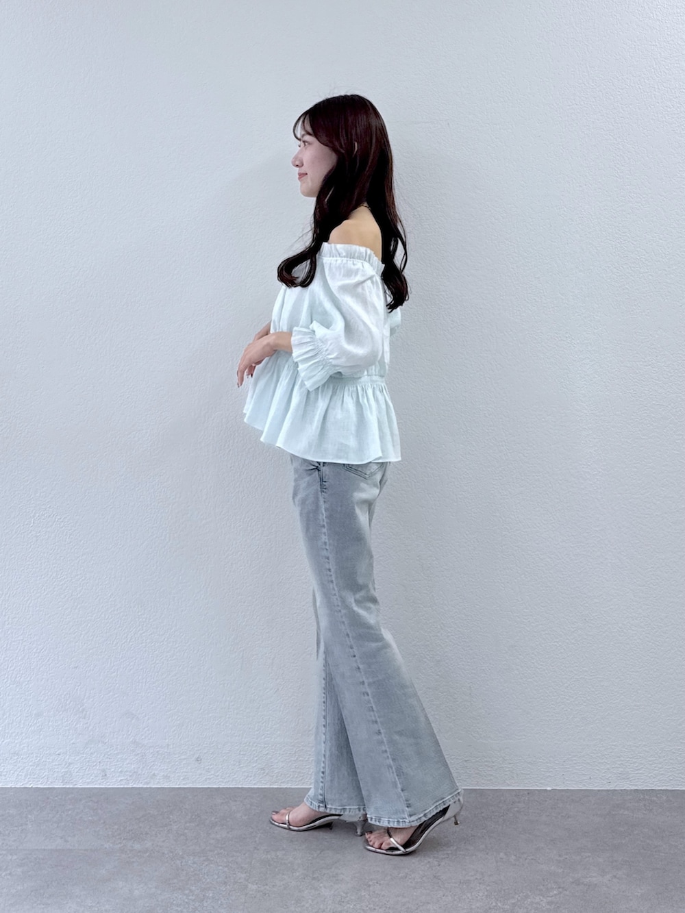 グリーン系のシャツ/ブラウス、ブルー系のデニムパンツを着用したレディースの冬コーディネートの3枚目の写真