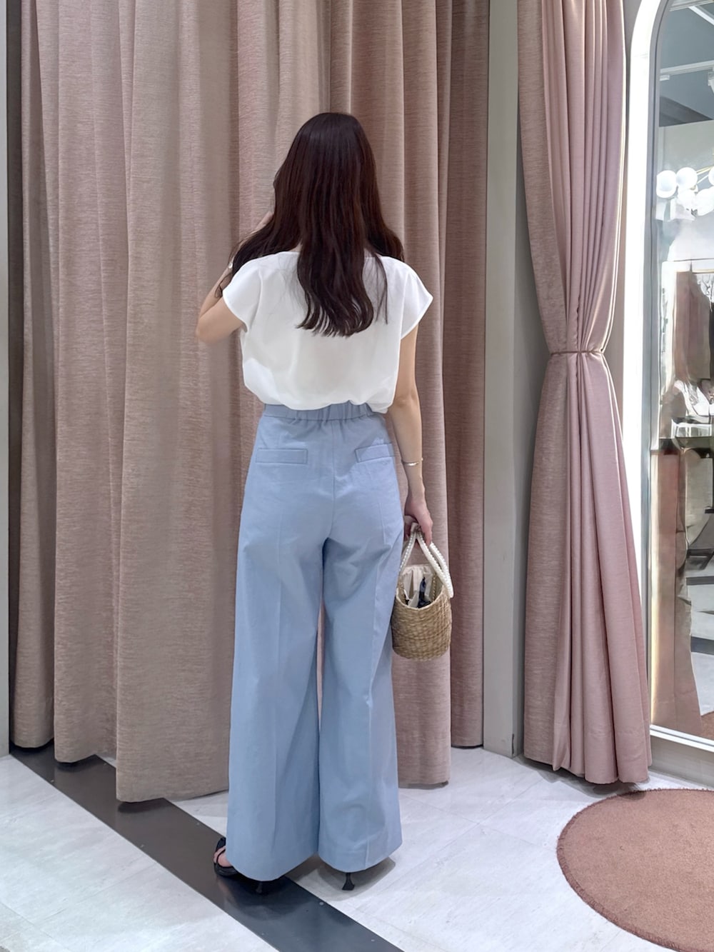 ホワイト系のシャツ/ブラウス、ブルー系のその他パンツ、ベージュ系のかごバッグを着用したレディースの夏コーディネートの4枚目の写真