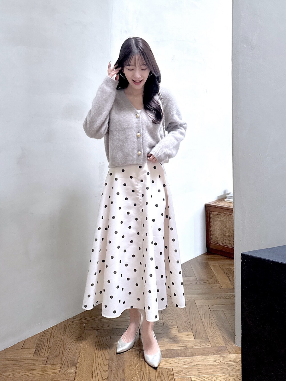 ブラウン系のカーディガン/ボレロ、ベージュ系のスカートを着用したレディースの秋コーディネートの5枚目の写真
